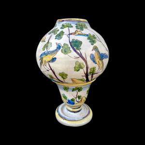 Vaso globulare in maiolica con bocca rastremata e base tonda.decoro a ‘uccelli e prezzemolo’.Savona.