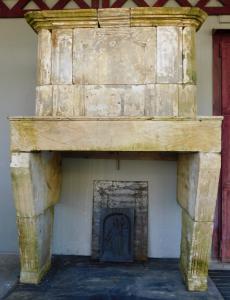 CHP383 - Burgundy stone fireplace, 18th century, max. size cm L 164 x H 231
