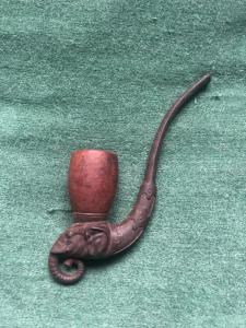 Pipa in legno e bakelite raffigurante testa di elefante.