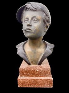 Bronzeskulptur eines 'Straßenjungen' auf Marmorsockel.