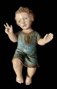 Figura del Niño Jesús en madera pintada con detalles dorados.