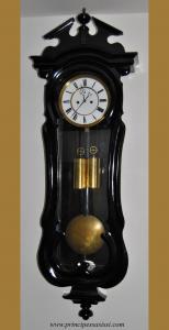 Pieno '800. Elegante pendolo viennese a ripetizione di ore e mezze ore