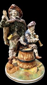 Escultura de porcelana que representa a dos personajes populares. Manufactura Ginori-Capodimonte.