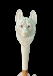 Stock mit hohem Elfenbein-Knauf in Form eines Hundekopfes.