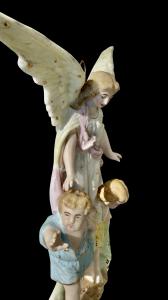 Pair of bisquit porcelain holy water fonts depicting a guardian angel with two children. France. - Foto 5