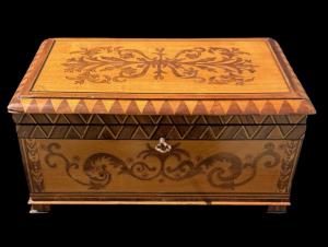 Inlaid wooden box with stylized floral and geometric motifs. Sorrento.