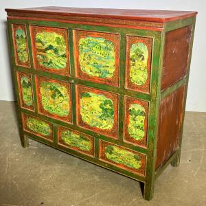 Antique Tibetan cabinet from the early 1900s, red and green lacquer. With painted scenes. Dimensions 113 x 48 cm. Height 103 cm.