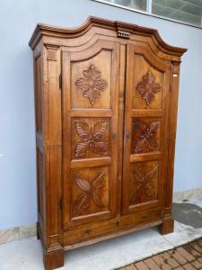 Kirschbaum Schrank mit geschwungenem Giebel - Restauriert (in Bearbeitung)_car 3017