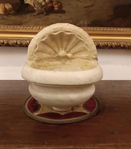 ACQUASANTIERA IN MARMO PRIMA META' XVII SECOLO