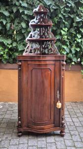 Antike bombierte Eckvitrine aus Nussbaumholz mit Étagère im Kantonalstil