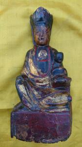 Estatueta policromada de madeira representando Guanyin, protetora dos partos