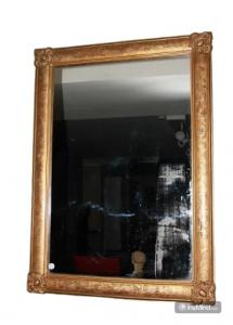 Specchiera simmetrica francese della seconda metà del 1800 stile Luigi XVI in legno dorato e inciso