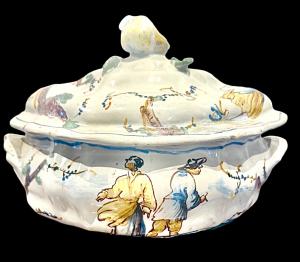 Ribbed maiolica tureen with figures, ruins and floral motifs. Giacomo Boselli. Savona.