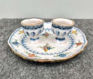 Piatto portauova in maiolica con decoro a fiorellini.Manifattura Ferniani Faenza.