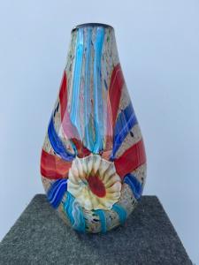 Vaso in vetro sommerso com inclusioni lattimo ,murrine e avventurina.Manifattura Barbini,Murano.