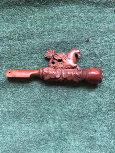 Pipa in legno di bosso inciso con figura di animale fantastico ed elementi vegetali stilizzati.
