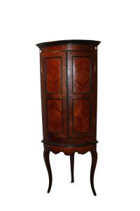 Französische Eckvitrine mit Doppelkorpus aus dem frühen 19. Jahrhundert aus Nussbaumholz im Louis-XV-Stil