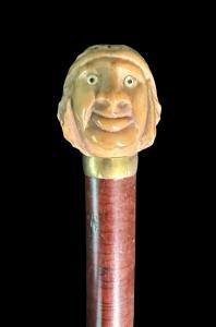 Bastone con pomolo a forma di testa di nativo americano in seme tropicale.
