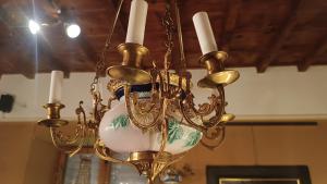BRASS AND PORCELAIN HANGING CHANDELIER, SECOND HALF 19TH CENTURY - Foto 5