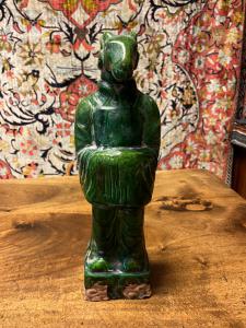 Figura em estilo oriental em terracota vidrada, China, século XX. Representa dignitário com cabeça de bode.