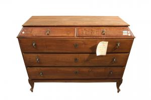 Italian Venetian walnut chest of drawers from the 1700s with an unusual urn shape