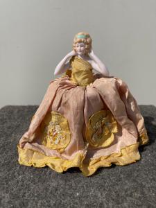 Porcelain 'half doll' powder box with a lady figure. France or Germany.