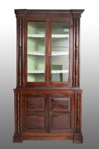 Antike neapolitanische Eckvitrine aus massivem Nussbaum im Louis-Philippe-Stil. 19. Jahrhundert.