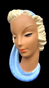 Cabeça de figura feminina em cerâmica policromada. Manufatura Goldscheider. Áustria.