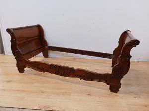 Schiffsbett aus Nussbaumholz, geschnitzt – Wiege – Louis-Philippe – Sofa – Mitte des 19. Jahrhunderts