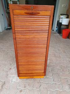 Rollladenschrank, Regalmöbel. 108H x 43T x 45,5B