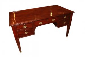 Scrivania Luigi XVI in legno di mogano con applicazioni in bronzo XIX secolo