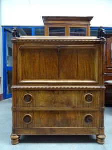 Cabinet in noce Biedermaier prima metà XIX sec. con sculture e carrilion