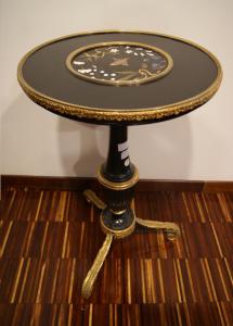 Tavolino francese del 1800 con intarsi in pietre dure e bronzi