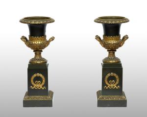 Par de cassolettes/vasos antigos Carlos X em bronze dourado e bronze patinado. França, início do século XIX.