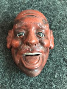 Kleine Lackmaske mit männlicher Figur. Japan.