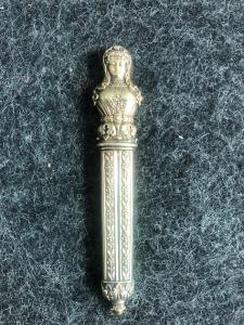 Niedriggoldenes Nadelröhrchen mit neoklassischer Figur. Europa