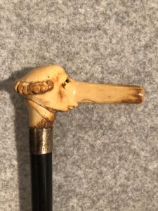 Spazierstock mit Griff aus Hirschhorn mit grotesker männlicher Figur.