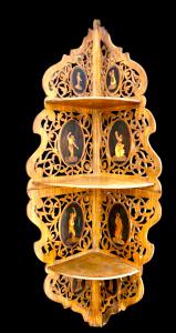 Applique angolare Etagere in legno traforato a tre ripiani con medaglioni con scene popolari