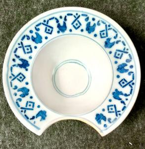 Piatto tondo in maiolica in monocromia turchina con motivi geometrici sulla tesa.Francia.