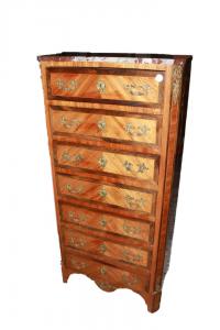 Settimino francese della seconda metà del 1800 Stile Napoleone III con marmo e applicazioni in bronzo 7 cassetti