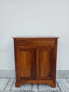 Kleiner Schrank, kleine Anrichte. 80Bx32Tx96H