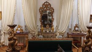 Par de consolas de estilo Luis XVI finamente talladas, doradas y policromadas, Lombardía, finales del siglo XVIII - Foto 5