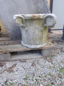 Paar Kapitelle aus Kalkstein