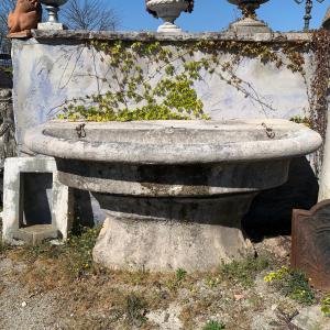 Antica fontana a muro 
