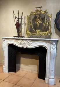 Large French Napoleon III fireplace with cast iron reducer in white Carrara marble