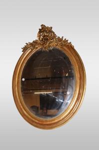 Specchiera ovale Luigi XV del 1800  francese dorata con cimasa foglia oro