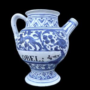 Versatoio in maiolica a decoro turchino con motivi calligrafici con soggetti animali e vegetali e data 1735.Bottega di Carlo Grossi,Faenza.