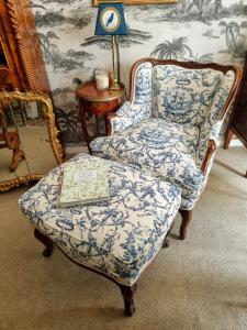 Grande e elegante poltrona francesa de relaxamento com apoio para os pés
