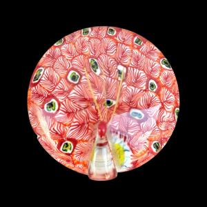 Briefbeschwerer aus schwerem versenktem Glas mit abgeflachten Murrinen in Form einer stilisierten Schneckenfigur. Murano.