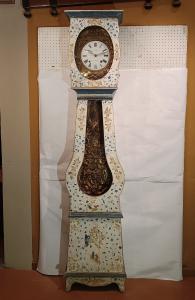OROLOGIO A PENDOLO "MORBIER" LACCATO FINE XVIII-INIZI XIX SECOLO